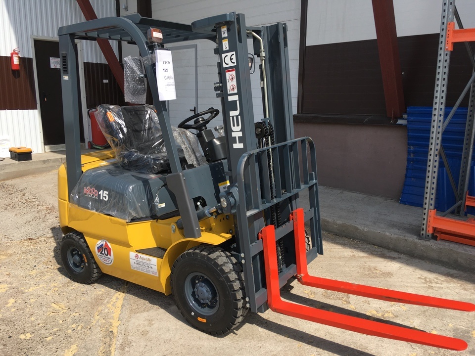 В наличии вилочный погрузчик Heli CPCD15